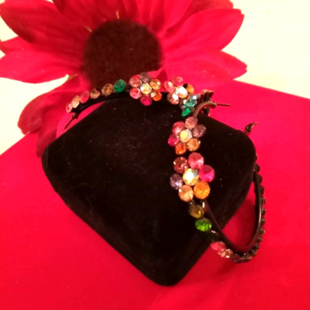 🎁 FREE GIFT INCLUDED 🎁 NWOT Floral Hoop Earrings